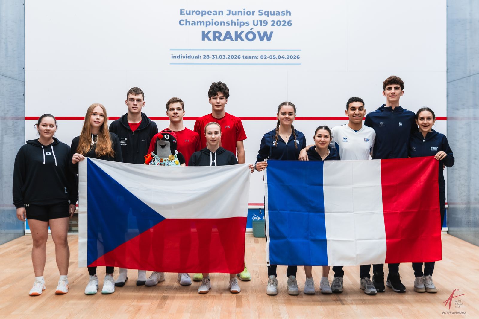 Reprezentacje Czech i Francji z klubowym maskotem
