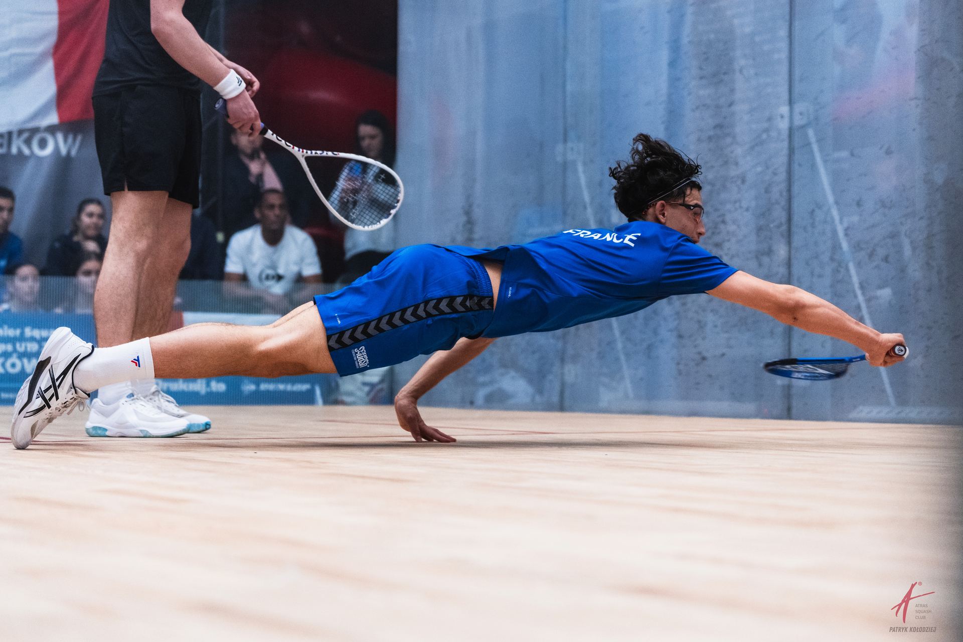 Zawodnik w akcji na korcie Atras Squash Club