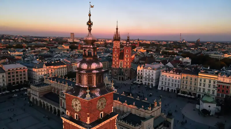 Rynek Główny z wieżą ratuszową i Bazyliką Mariacką o zachodzie słońca